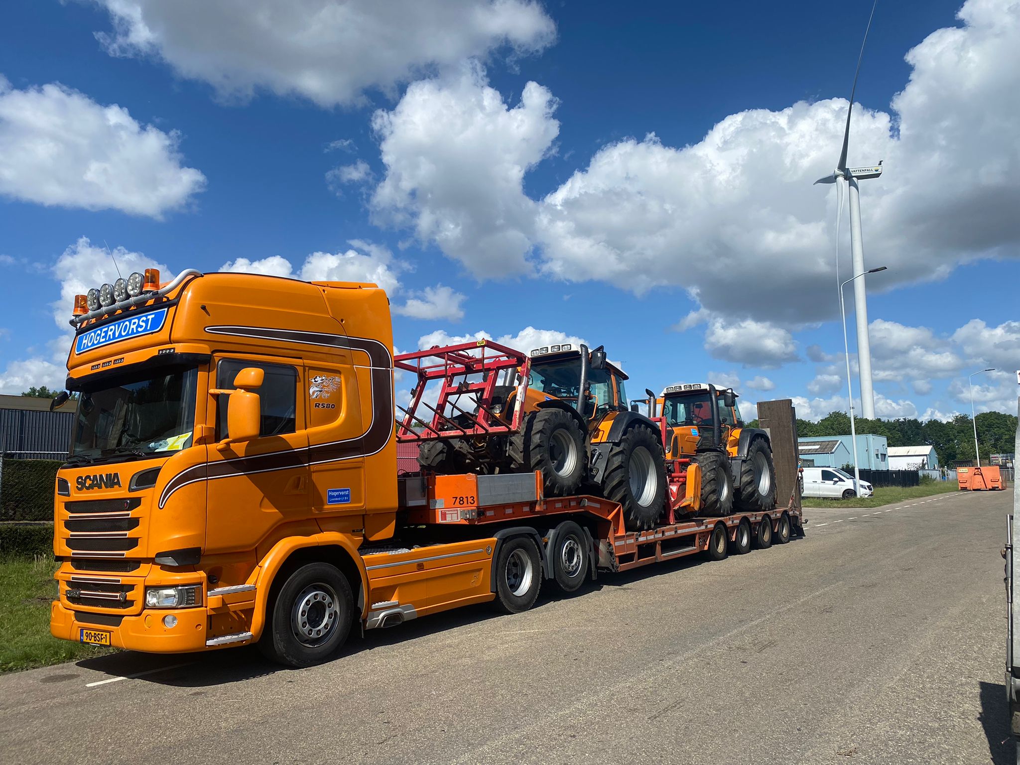 Tractor met klepelmaaier en Lely wegbermmaaier