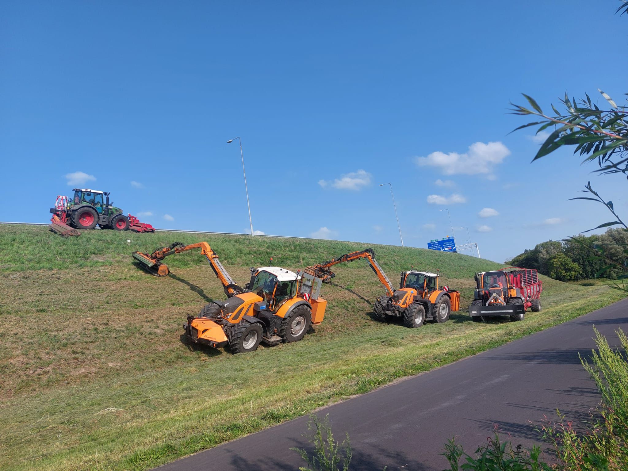 Tractor met balenpers