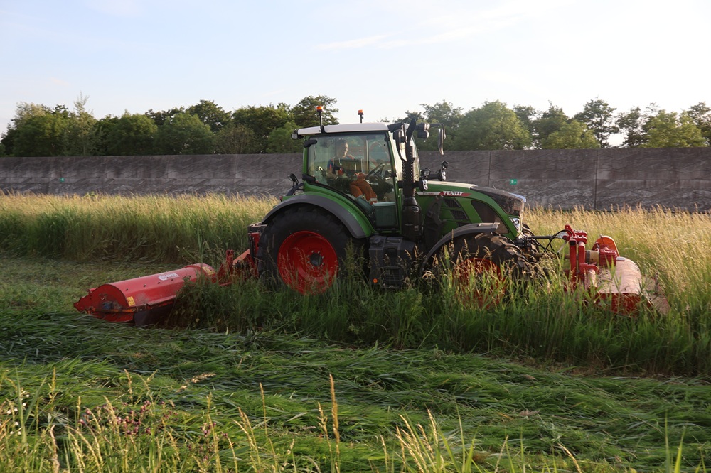 Tractor met klepelmaaier en Lely wegbermmaaier